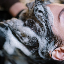 haren wassen bij kapsalon lies